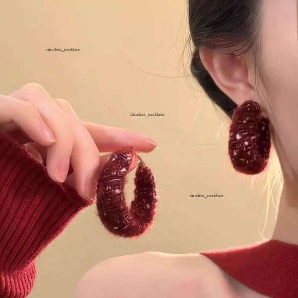 Sweet knitted wool hoop red earrings, 2026 new popular autumn and winter plush New Year's earrings