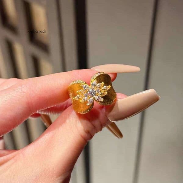 Vintage Palace-Style gold Intricately Inlaid with Diamonds, Wide Brushed Finish, Index Finger Ring, Light Luxury Old Money Style Ring