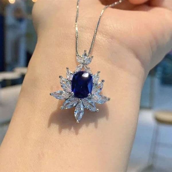 popular trendy luxury Moissanite Jewelry: vintage-style pendants elegant collarbone chains floral necklaces for women