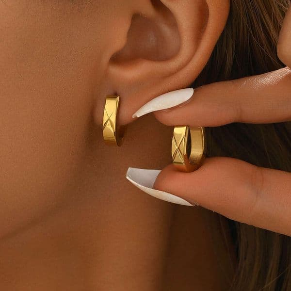Fashionable Commuting Versatile Diamond Pattern gold Hoop Light Luxury Glossy Earrings Ins Internet Celebrity Style Niche Design
