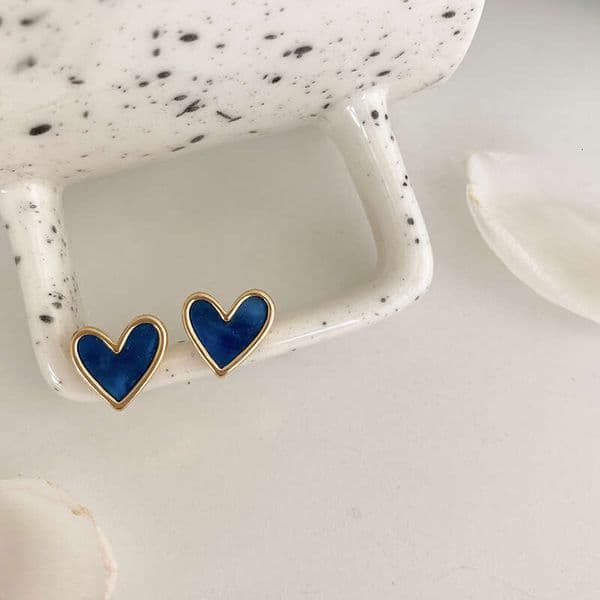 Blue heart-shaped clip for women without pierced ears, original design, elegant stud earrings, French style ear accessories, simple and trendy