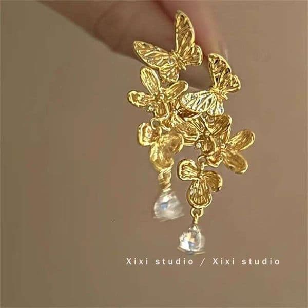 European American gold high-end elegant metal, minimalist and exaggerated floral design, light luxury earrings, Hong Kong style, vintage stud earrings
