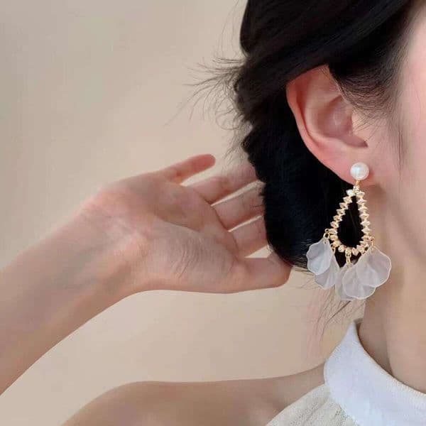 Petal-shaped long tassel for women, 2025 new popular model, super fairy-like, unique earrings with a light luxury and high-end feel