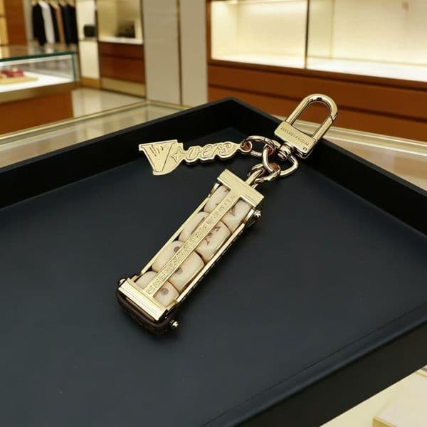 Fashion Key Chain Designer Alloy Keychain Handmade Copper Pattern Car Keychains Bag Charm Hanging Decoration Pendant Accessorie thumbnail 2