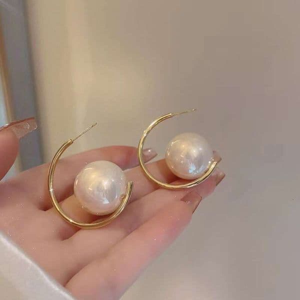 French vintage style large pearl stud earrings and hoops for women, niche fashion high-end earrings, new 2025 ear accessories