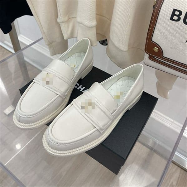 A Pair of British-style Flat Leather Shoes with Diamond-patterned Spring Style