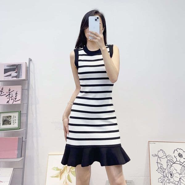 Designer French women's niche fashion color blocked striped slim fit sleeveless pleated floral knit dress