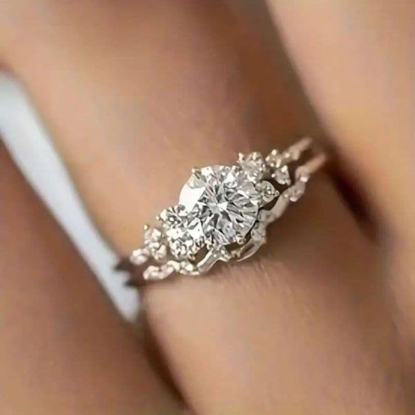 New Gift Exquisite Couple Rings for Women Elegant and Grand Wedding Banquet Accessories Light Luxury Style Micro Inlay Design