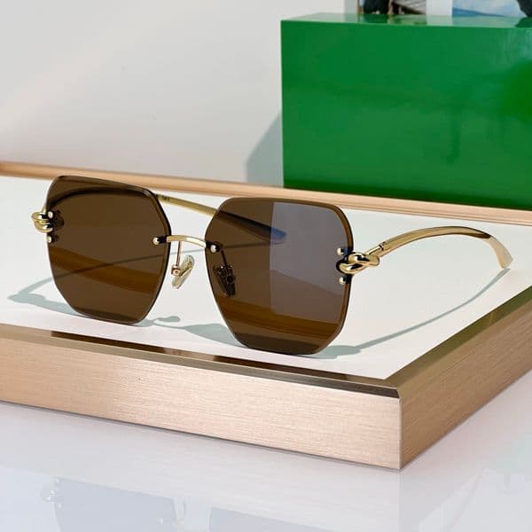 Fashion Sunglasses For Men Women 1438 Summer Designer Stylish High Street Style Anti Ultraviolet Retro Plate CR39 Square Frameless Glasses Random Box