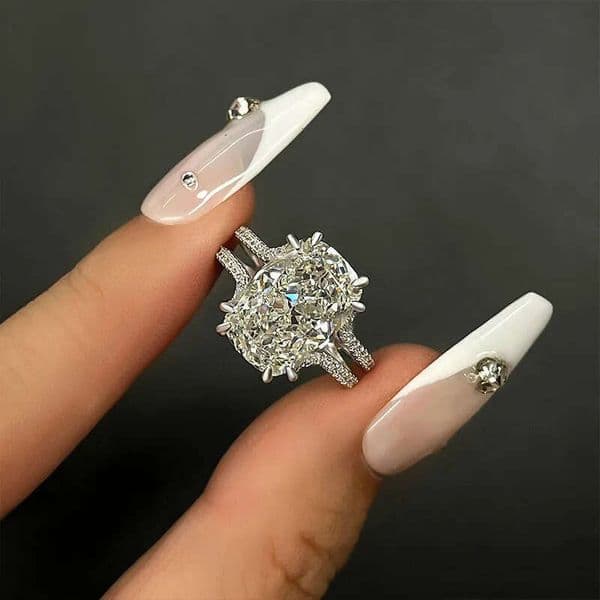 luxury rings are hot sellers Moissanite Jewelry. The rectangular high-end is an elegant vintage-style double-layer women's ring