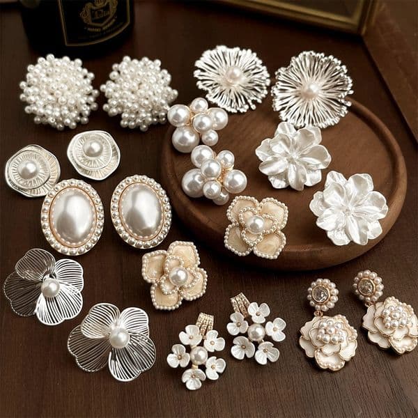 Light Luxury Style Heavy Craft Pearl Flower Earrings Artistic Retro Temperament Studs High-End Ladies' Festival Earrings Bride