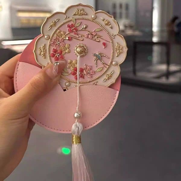 Designer Compact Mirror Customized From The Forbidden vanity Gift City, Portable Peach Blossom Cultural And Creative Chinese-Style Makeup With Handle, Suitabl