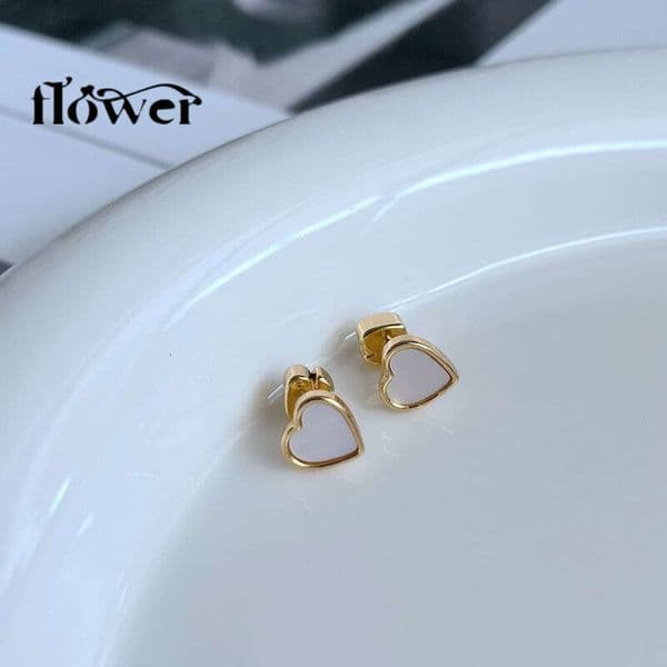 Fashionable Luxurious Commuting Accessory: Niche Sweet and Cute Style Natural Shell Inlaid Heart-Shaped Metal Stud Earrings