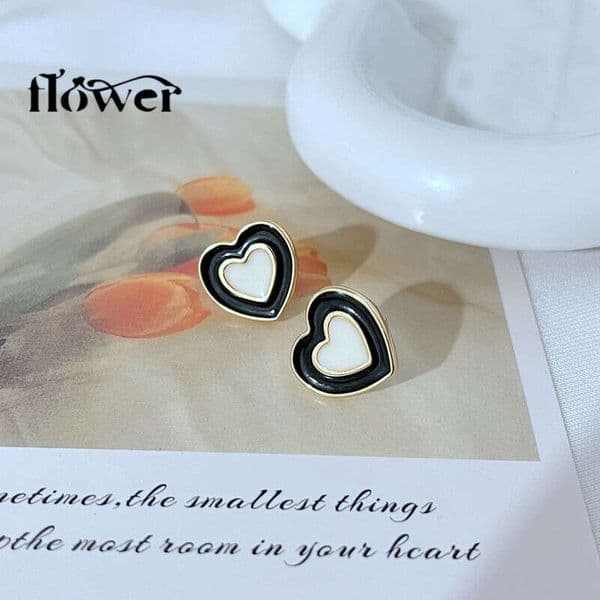 New fashionable, light-luxury, simple, commuter-friendly, cute and sweet style enamel inlaid with contrasting color heart-shaped metal stud earrings