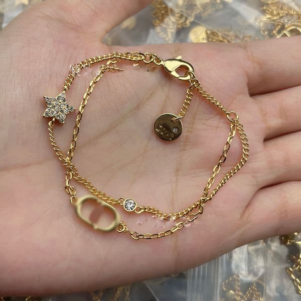 Designer bracelet with lettered double-layer hand chain for women, simple and elegant star-shaped bracelet for women, fashionable and versatile, luxurious.