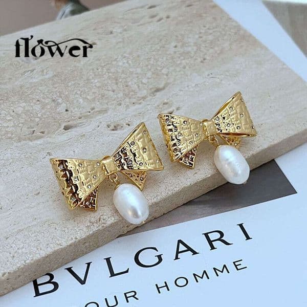 New stylish luxurious commuter earrings sweet temperament, inlaid with rhinestones, freshwater pearls, and bow design for a youthful look