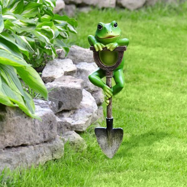 Frog Garden Statue Lawn Ornament Cute Frog Figurines on Shovel Ornament for Outdoor Patio Yard Decorations 260317