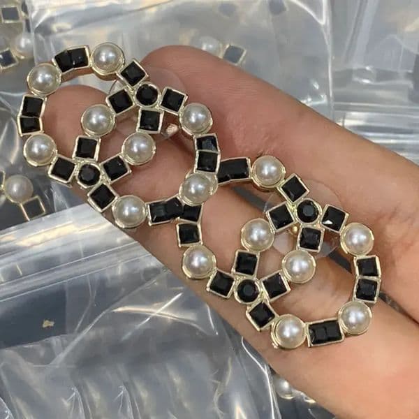 Ear New Style Stud Earrings Black White Crystal High Quality Copper Stamp Letter Pearl Earring Fashion Men Womens Elegance Wedding Party Jewelry Accessories