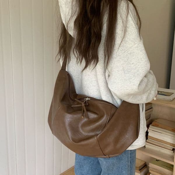 Korean-style ins large-capacity retro soft leather dumpling bag, casual and simple, versatile for commuting, women's shoulder bag