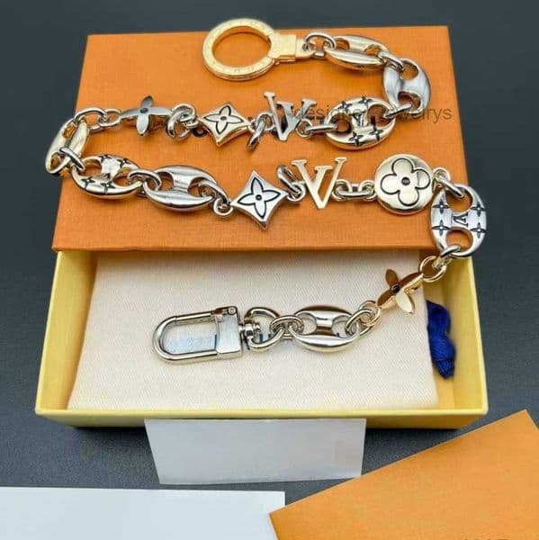 Designer keychain casual fashion luxury letter car key chains are versatile for both men and women Christmas gift
