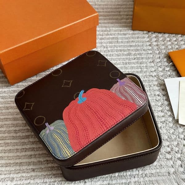 Designer Jewelry Boxes Classic Letters Bracelet Box Leather Rarrings Rings Necklaces Jewelery Packaging Boxes Pouch Bag Designer Monogram Luxury Deposit Box