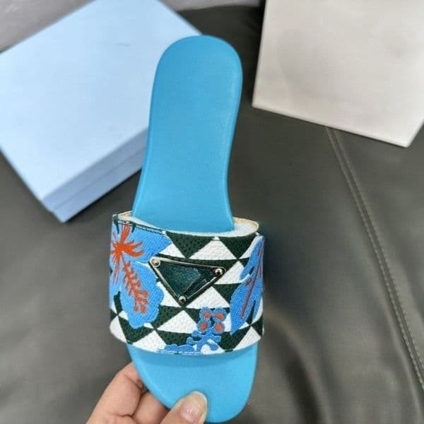 2026 Summer New Niche Design Flat One-strap Slippers Light Luxury Letter Anti-slip Outdoor Indoor Dual-use Classic Beach Slippers Women-6