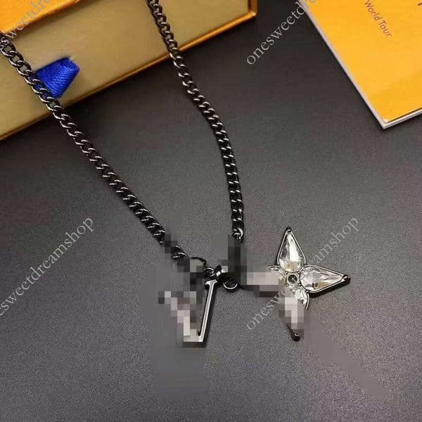 LaV new five-pointed star necklace made of steel, does not fade, is light luxury accessory for trendy men women. It can be layered as collarbone