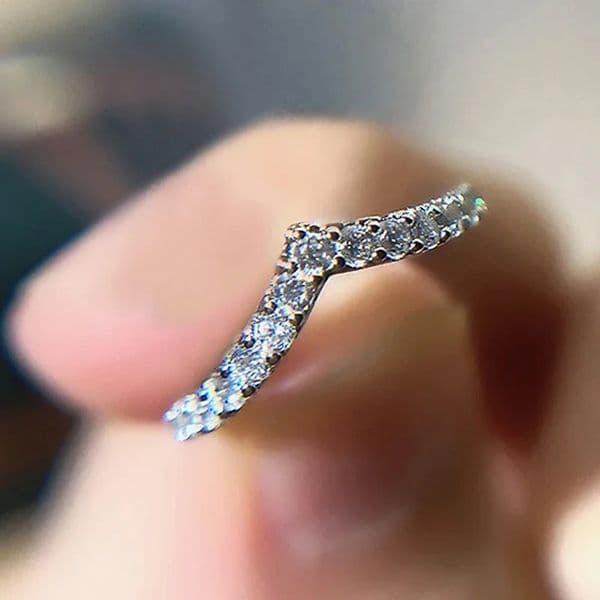 Huitan Simple Stylish V Shaped Rings for Women with Shiny Cubic Zircon Charms Sparkling Delicate Accessories Chic Party Jewelry 260430