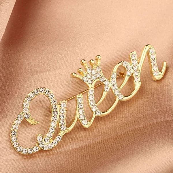 Fashionable and Versatile Letter Brooch for Women Exquisite Crown Pin Queen Suit Buckle Personalized 260430