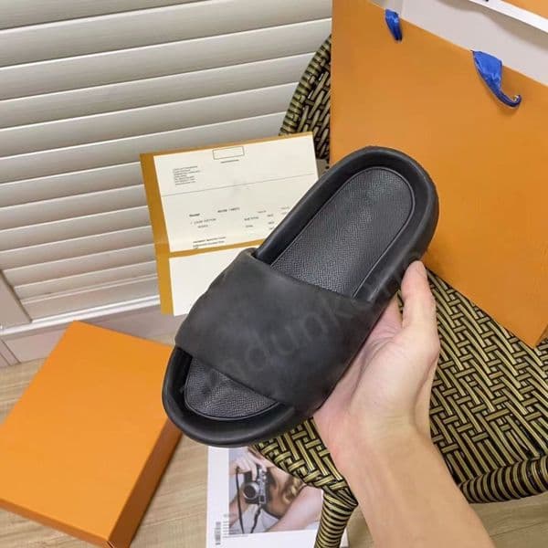 Luxury Slippers Waterfront Embossed Mule Rubber Slide Pool Pillow Flat Comfort Slipper Beach Sandals Men Women Designer Shoes Summer Sneakers Flip Flops