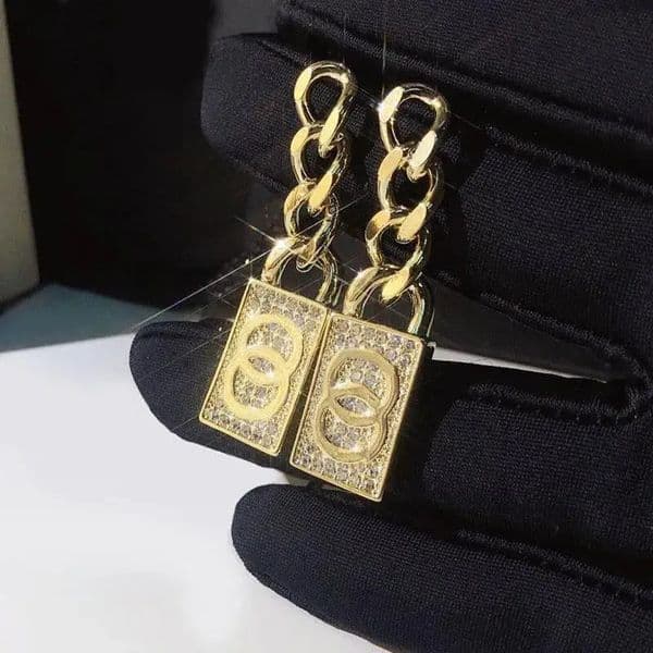 Designer Earrings Dangling Crystal Pearl Stainless Steel Letter Earring Women Elegance Perfect for Formal and Casual Wear Wedding Classic Jewelry