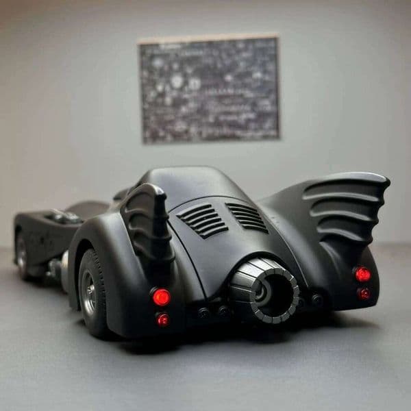 1:24 Batmobile 1989 Classic Movie Sports Alloy Metal Diecast Model Car With Spray Function Sound And Light Children Toy Cars 26Y0505