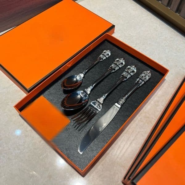Sophisticated Four-Piece Dinner Party Kit Durable and Aesthetically Pleasing 3D Engraved Silver-tone Place Settings
