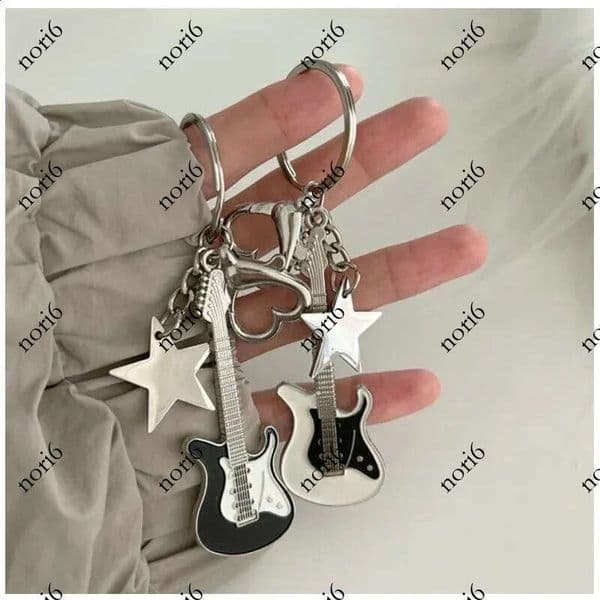 Metal Hiphop Rock Y2K Guitar Keychain With Star Heart Cool Fashion Punk Harajuku Music Keyring Bag Charm Pendant 250818