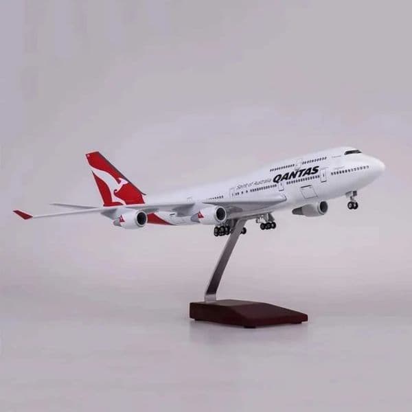 Plane 1/150 Scale 47Cm a Airplane 747 B747 QANTAS Airline LED Light Wheel Landing Gear slot car Diecast Resin Plane Model Car Track