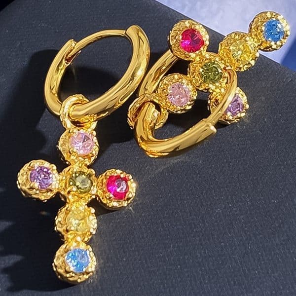Necklace Necklace Women Vintage Palace Relief Brushed Colorful Zircon Diamond Cross Necklaces Luxury Jewlery Designer Elegant Timeless Gift Premium