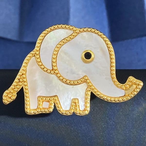 Designer Brooch for Women Elephant Brooch Luxury Jewlery Designer for Women Elegant Timeless Sparkling Statement Gift Premium Exclusive