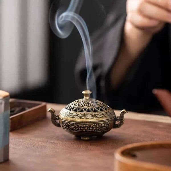 Mini incense burner Incense Burner with Hollowed Out Patterns Three Legged Indoor Stove Plate Desktop Home Decoration 26H0508