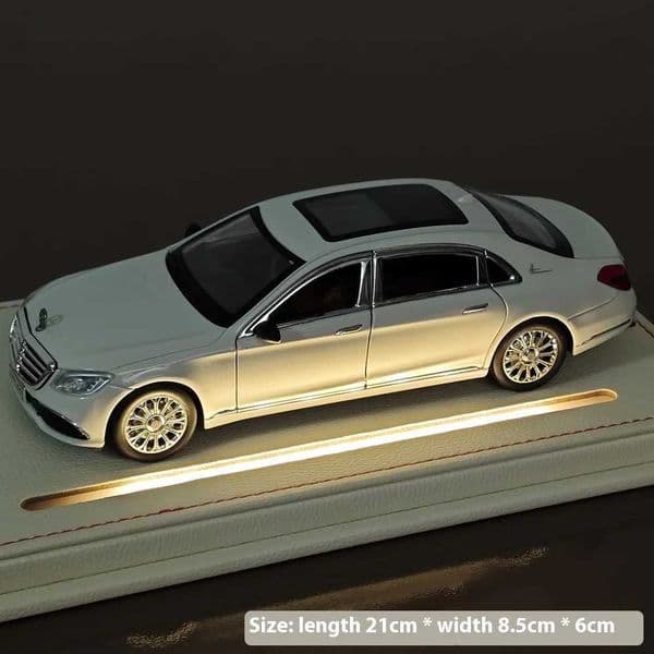 124 E300 Alloy Car Mold Ornament Metal Die Cast Sedan Car Model Boy Gift Sound and Light Children Simulated Toy CarL260508V5SE