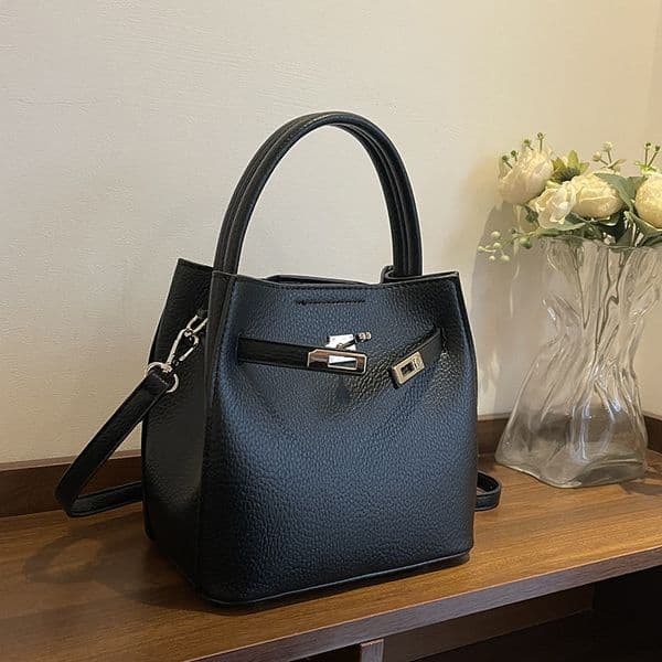 designer luxury 2026 Trendy Fashion Small Niche Shoulder Crossbody Handbag for Women Classic