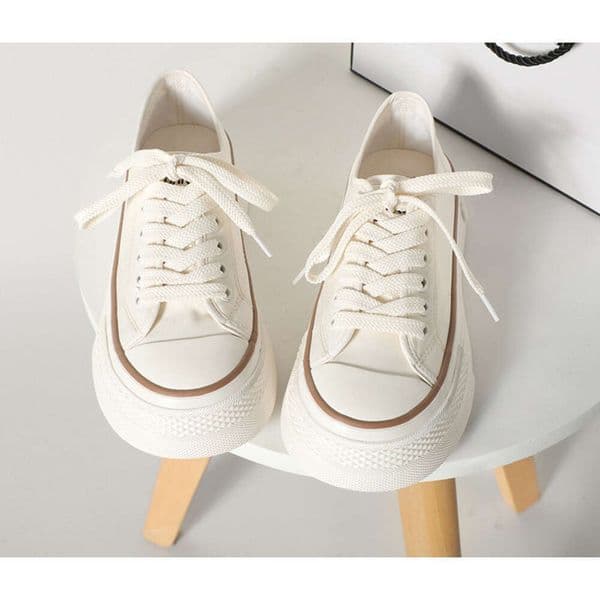 Fashionable women's milky white sports shoes, classic low cut thick soled height increasing shoes, breathable lace up retro casual walking shoes