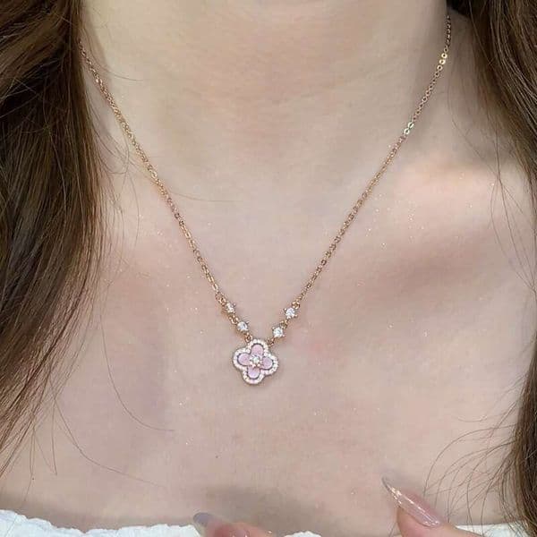 Retro High-End Full Diamond Pink Mother-Of-Pearl Four-Leaf Clover Necklace Niche Design Exquisite Sweet Temperament Collarbone Chain