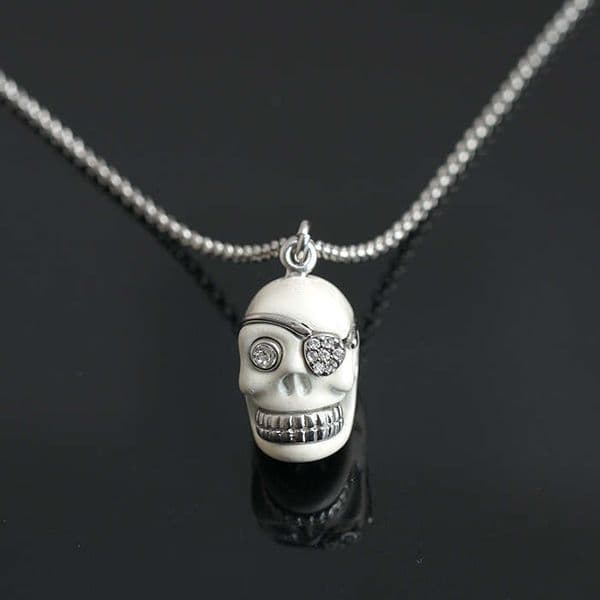 Juicy European and American fashion personality white pirate skull short necklace, alternative hip-hop trendy collarbone chain, Qixi Festival gift Couture Jewelry