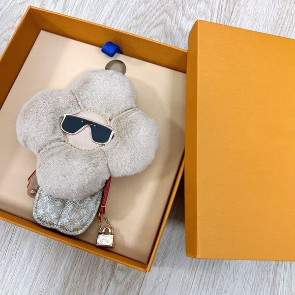 Keychains Lanyards Lanyards Fashion New Luxury Keychains Cartoon Big Fur Sunflower Flower Letter Key Ring Women Bag Charms