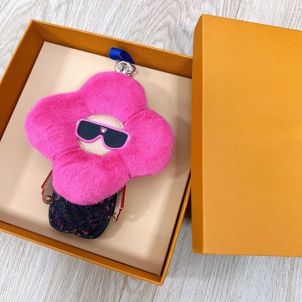 Luxury Keychains Pink Blue Furry Sunflower Clover Designer Brown Keychain Bag Charms Pendant Accessories Sun flower Doll Car KeyRings