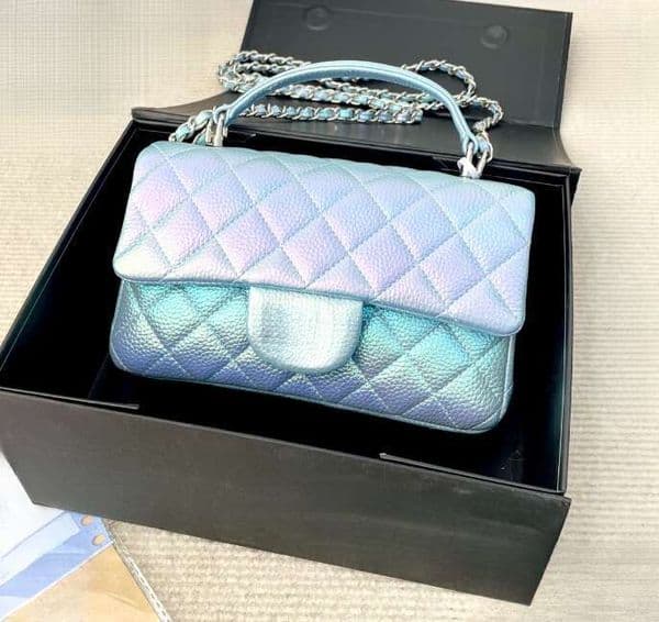 The classic diamond pattern paired with pearlized caviar texture can be worn cross body or hand held It s both gentle and dynamic making it standout in everyday outfits