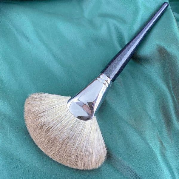 Animal Hair Large Makeup Brush Snow Fox Hair Fan-shaped Residue Powder Brush Loose Powder Brush Setting Powder Brush Soft Bristles Single Pack L260512