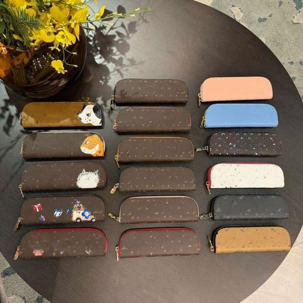 High Quality Designer Inspired Classic Monogram Pencil Case Makeup Pouch Women Men Large Capacity Pen Bag Cosmetic Bag Zipper Pouch 2026 New