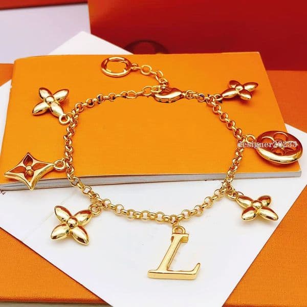 Bracelet designer bracelet luxury bracelet designer high quality flower jewelry design women bracelet Stainless steel material 15 styles very good