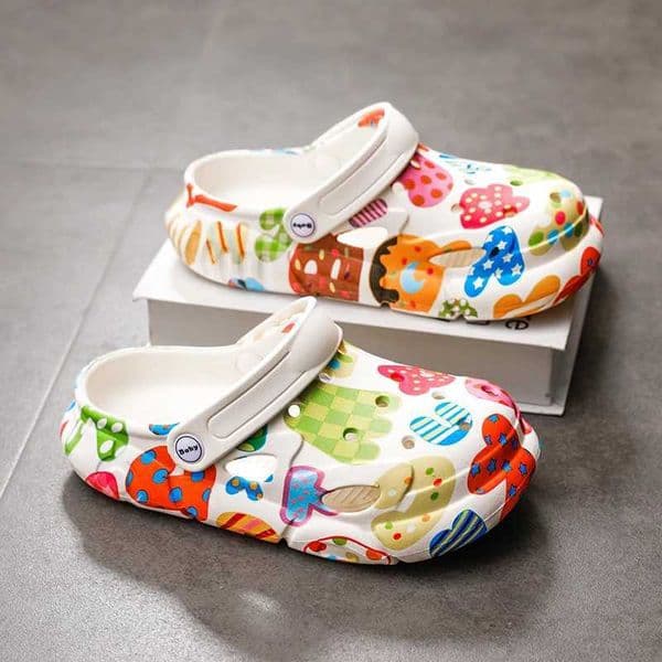 A pair of childrens four-season soft toe slippers lightweight wear-resistant and cute hole shoes size 24/25-36/37ZZ-712 L260512OVKA
